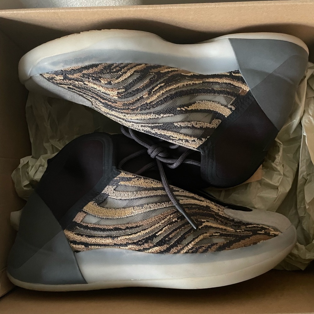 Size 10.5 - adidas Yeezy QNTM Amber Tint